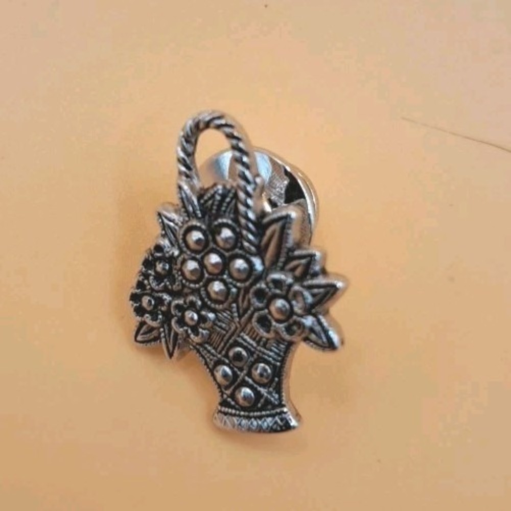 VINTAGE SIGNED AVON MARCASITE BASKET OF FLOWERS JEWELRY SILVER TONE PIN BROOCH